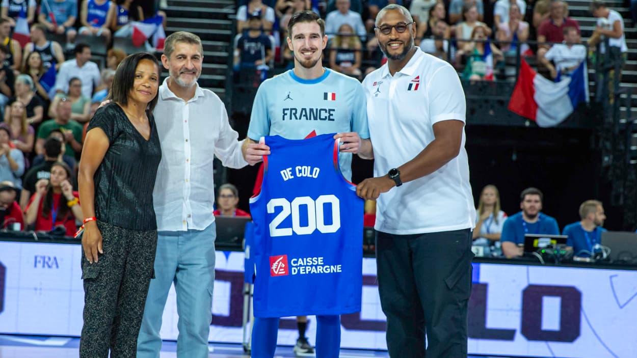 Nando De Colo (France) lors de sa 200e sélection en équipe de France Nando De Colo (France) lors de sa 200e sélection en équipe de France