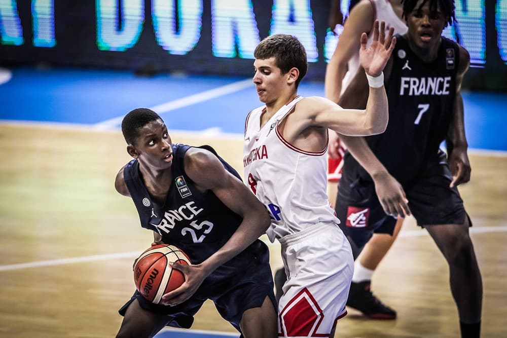 Roko Prkacin avec la Croatie en U16 en 2018, en défense sur le français Moussa Diabate Roko Prkacin avec la Croatie en U16 en 2018, en défense sur le français Moussa Diabate