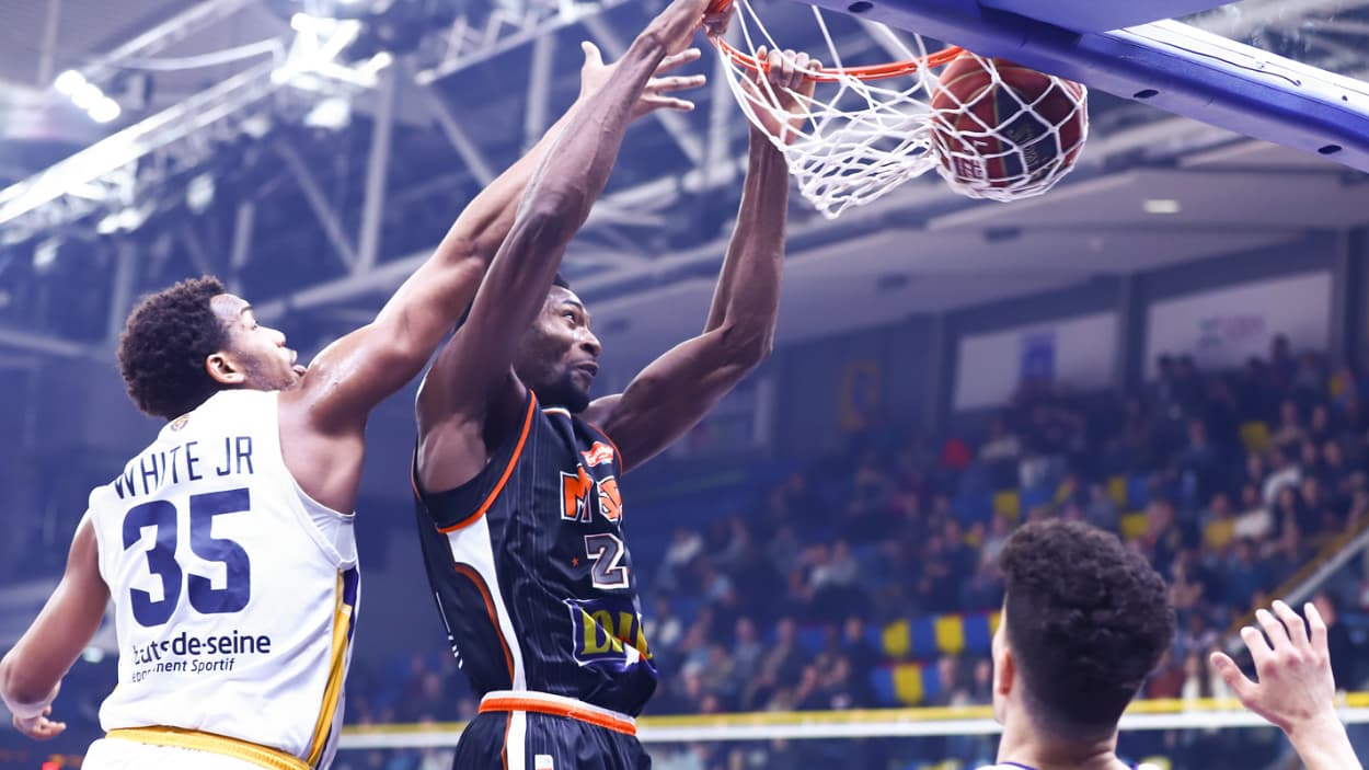 Selom Mawugbe au dunk contre les Metropolitans 92 Selom Mawugbe au dunk contre les Metropolitans 92