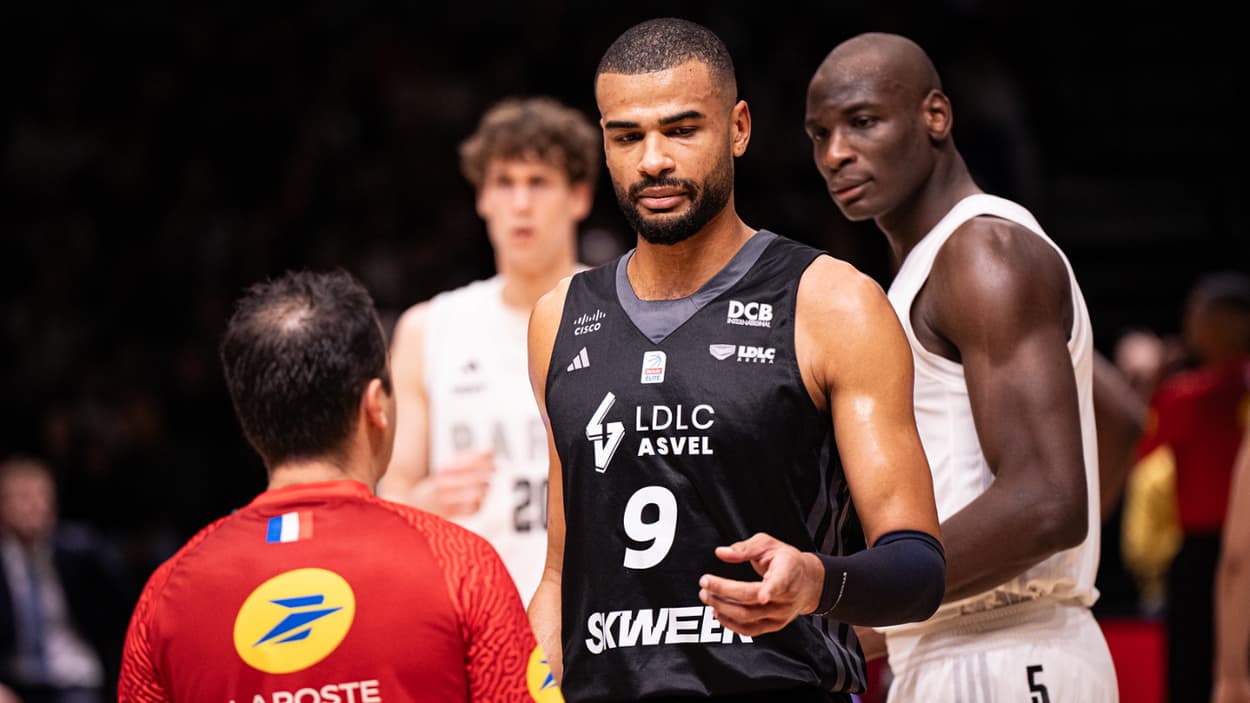 Timothé Luwawu-Cabarrot (ASVEL) en discussion avec les arbitres Timothé Luwawu-Cabarrot (ASVEL) en discussion avec les arbitres