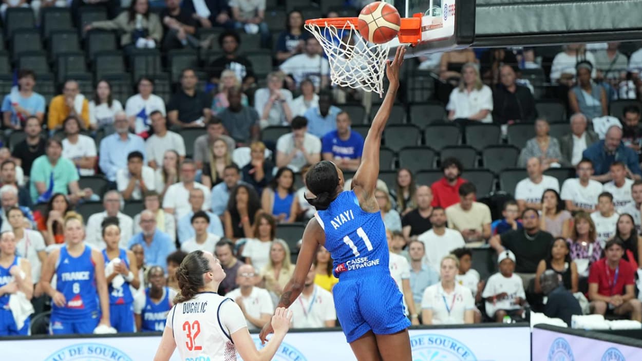 Valériane Ayayi (France) au lay-up face à la Serbie Valériane Ayayi (France) au lay-up face à la Serbie