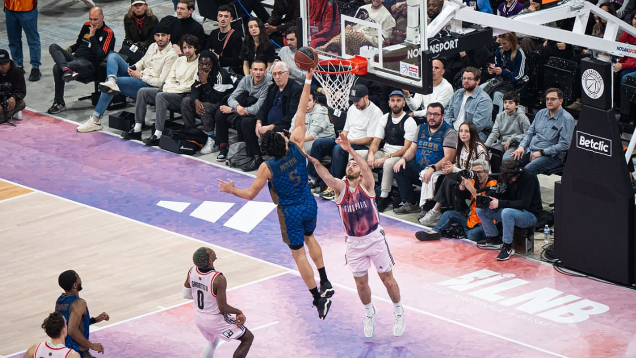 William Pfister (Saint-Quentin) au lay-up contre le Paris Basketball William Pfister (Saint-Quentin) au lay-up contre le Paris Basketball