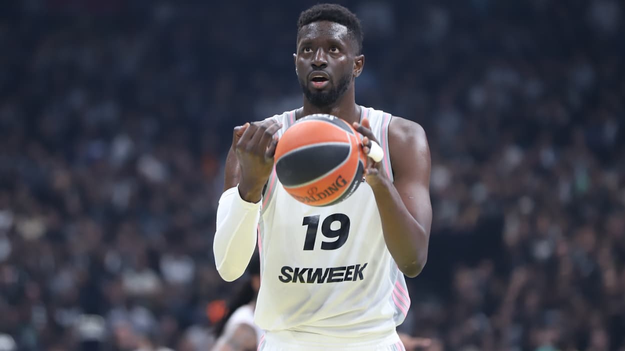 Youssoupha Fall (Asvel) au lancer-franc contre le Partizan Belgrade Youssoupha Fall (Asvel) au lancer-franc contre le Partizan Belgrade