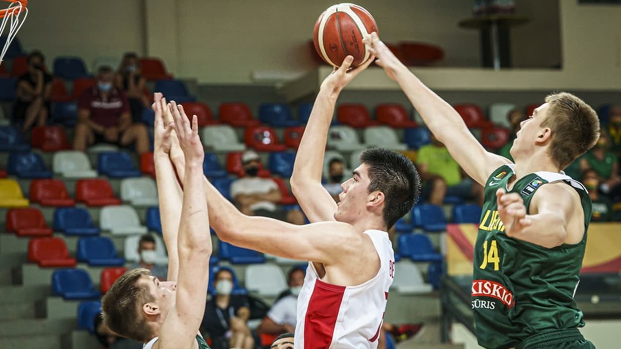 Zach Edey (Canada) en U19 en 2021 Zach Edey (Canada) en U19 en 2021